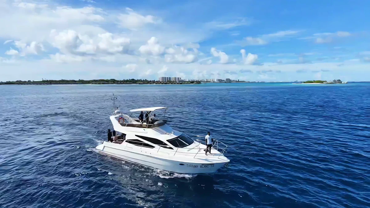 Tiffany Blanc 14 underway on deep blue water off Malé